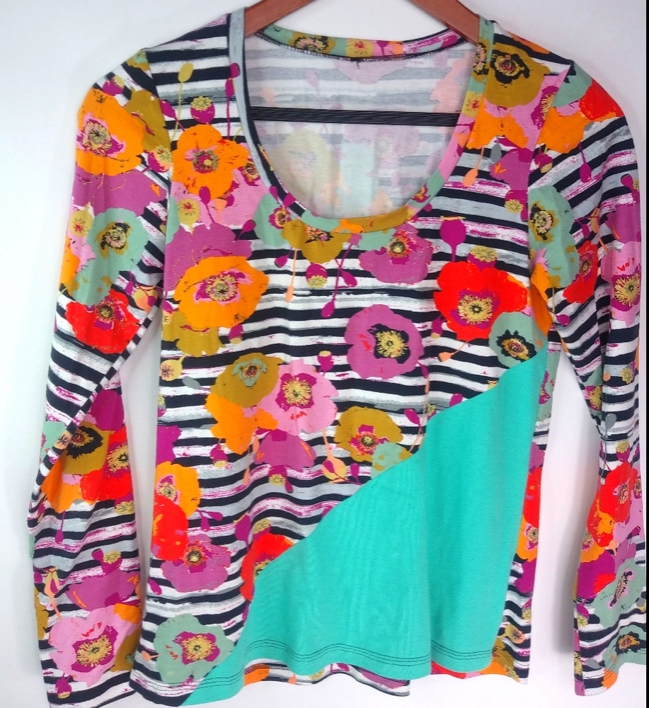 Beautiful M Black White Stripe Athletic Top